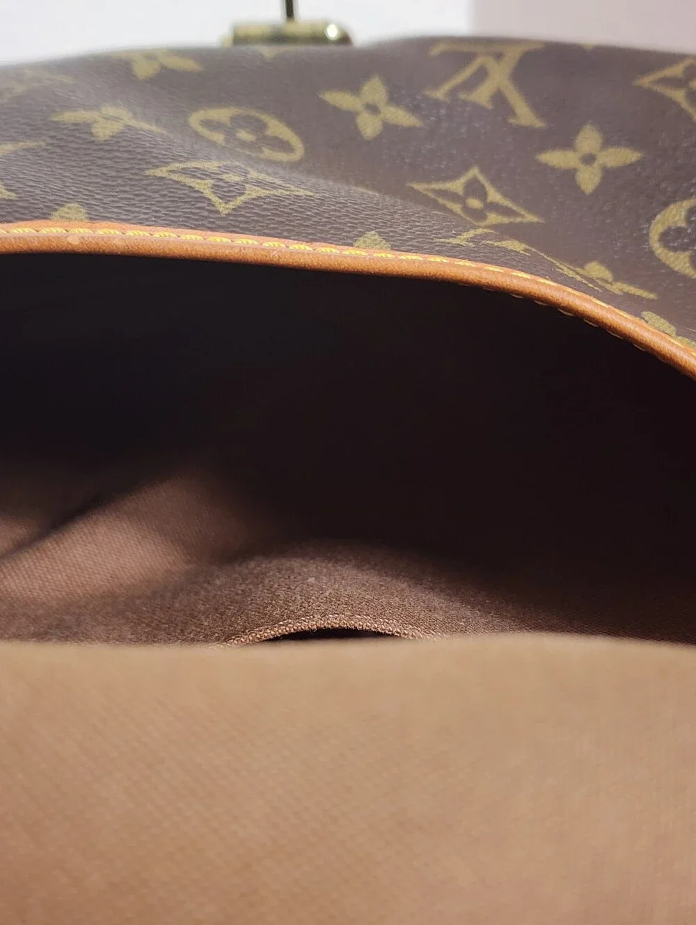 Louis Vuitton Authentic Vintage (34 Yrs.old) SAUMUR 30